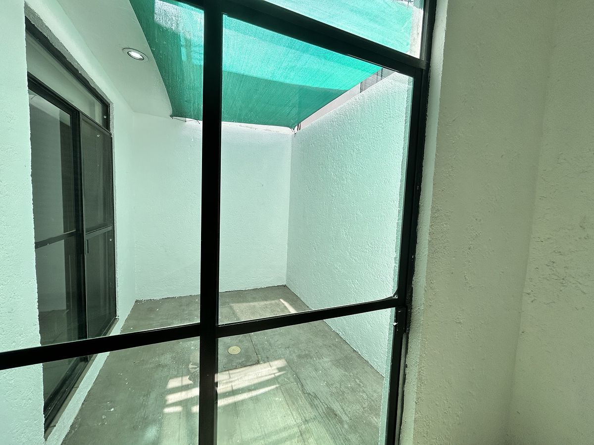 8 of 19: Patio trasero