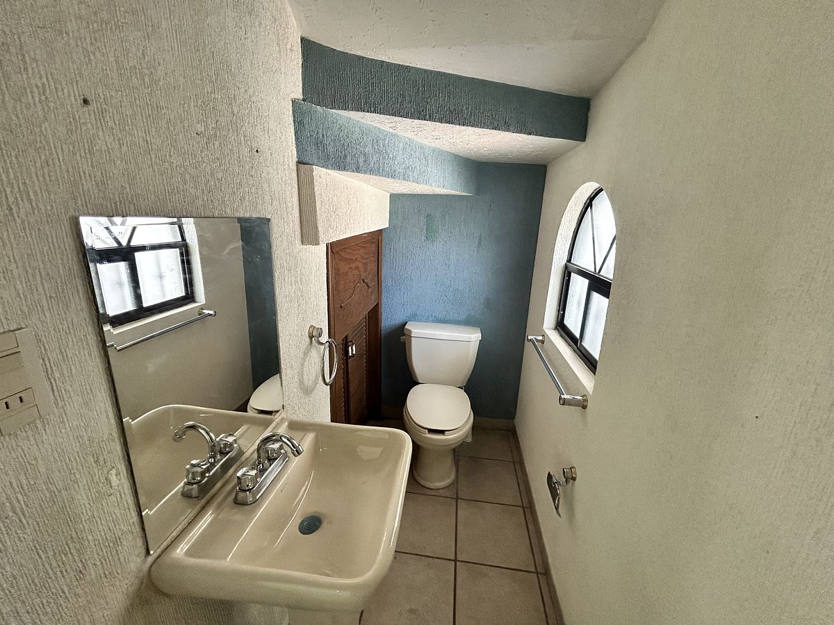 9 of 19: 1/2 baño en PB