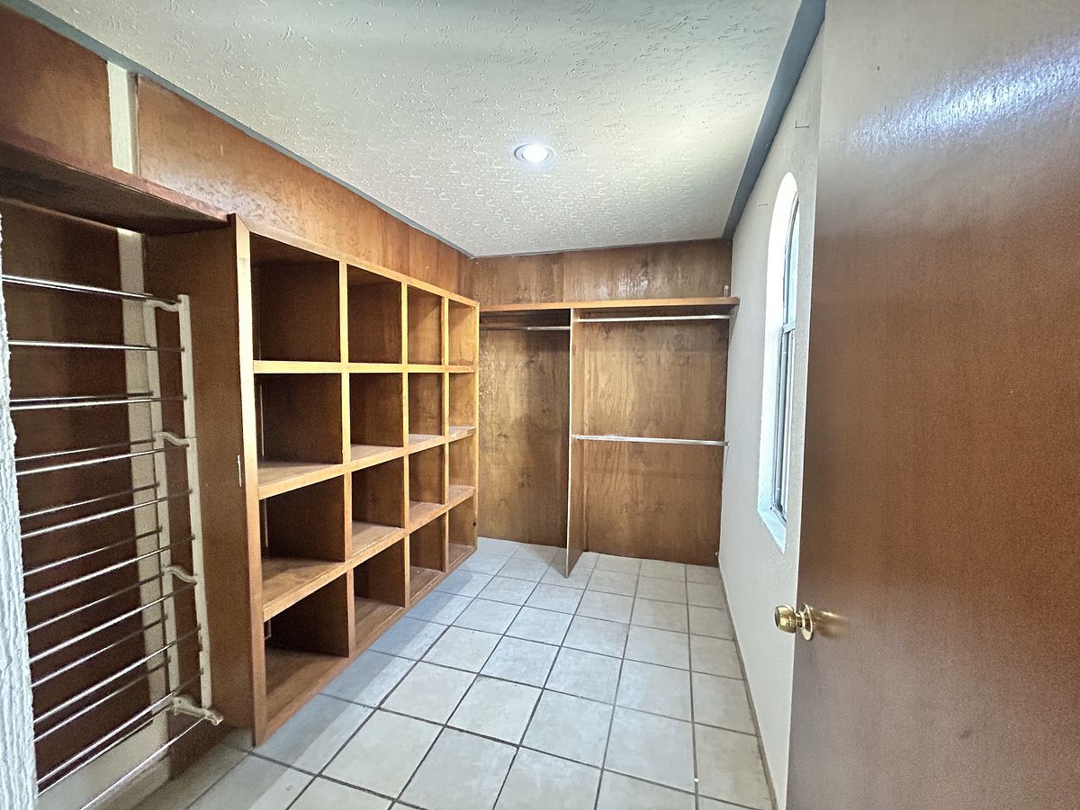 14 of 19: Vestidor habitación principal en planta alta