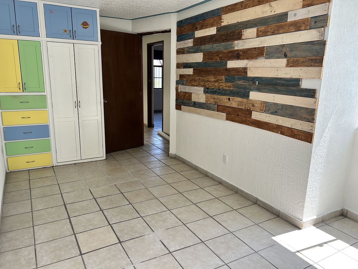 16 of 19: Habitación2 en planta alta