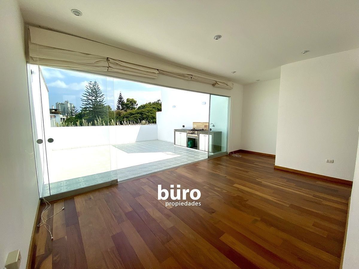 1 de 24: Sala de estar y gran terraza en el segundo nivel.