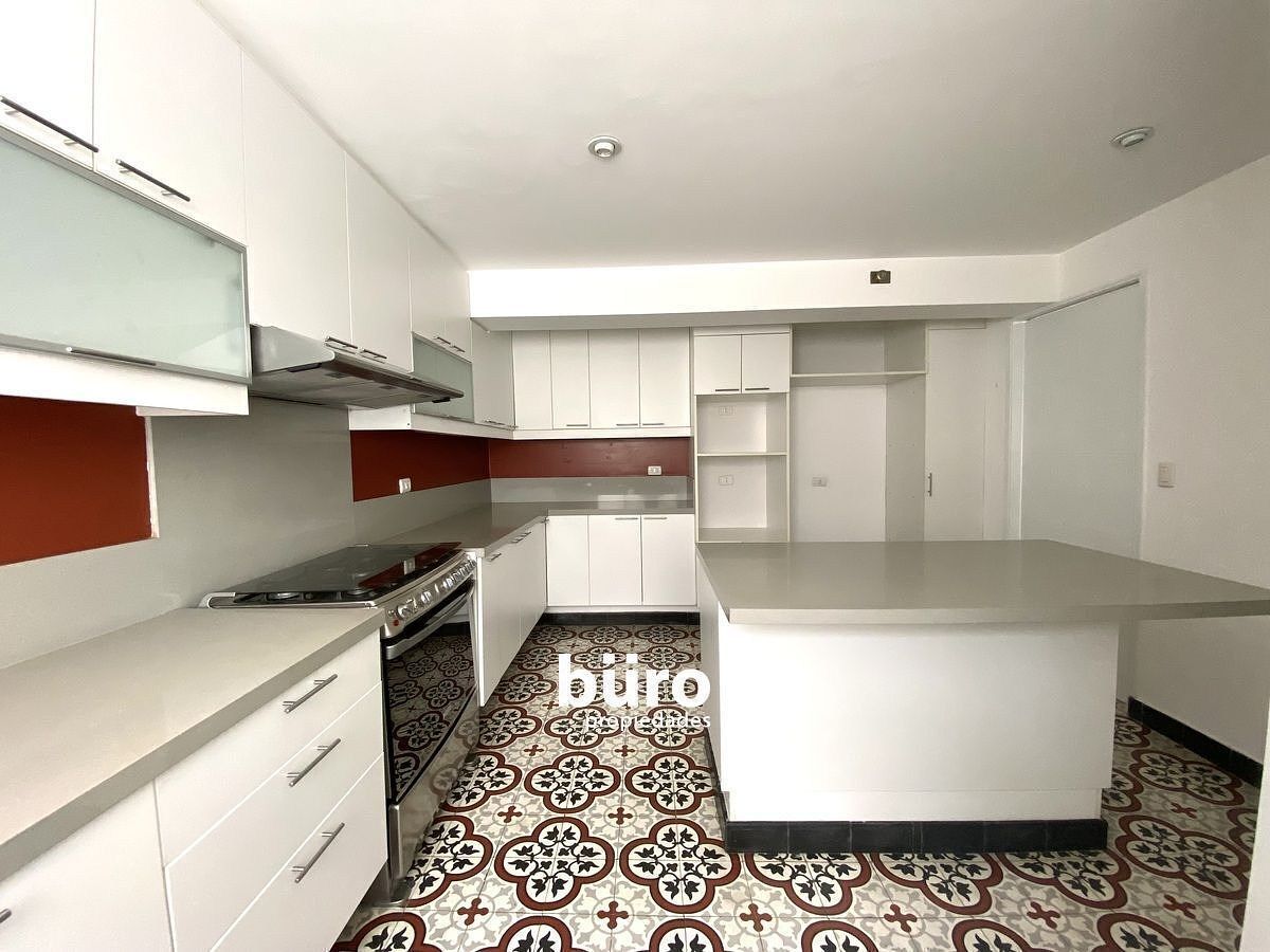 12 de 24: Cocina con isla en el primer nivel