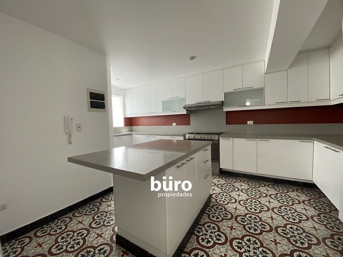 11 de 24: Cocina con isla en el primer nivel