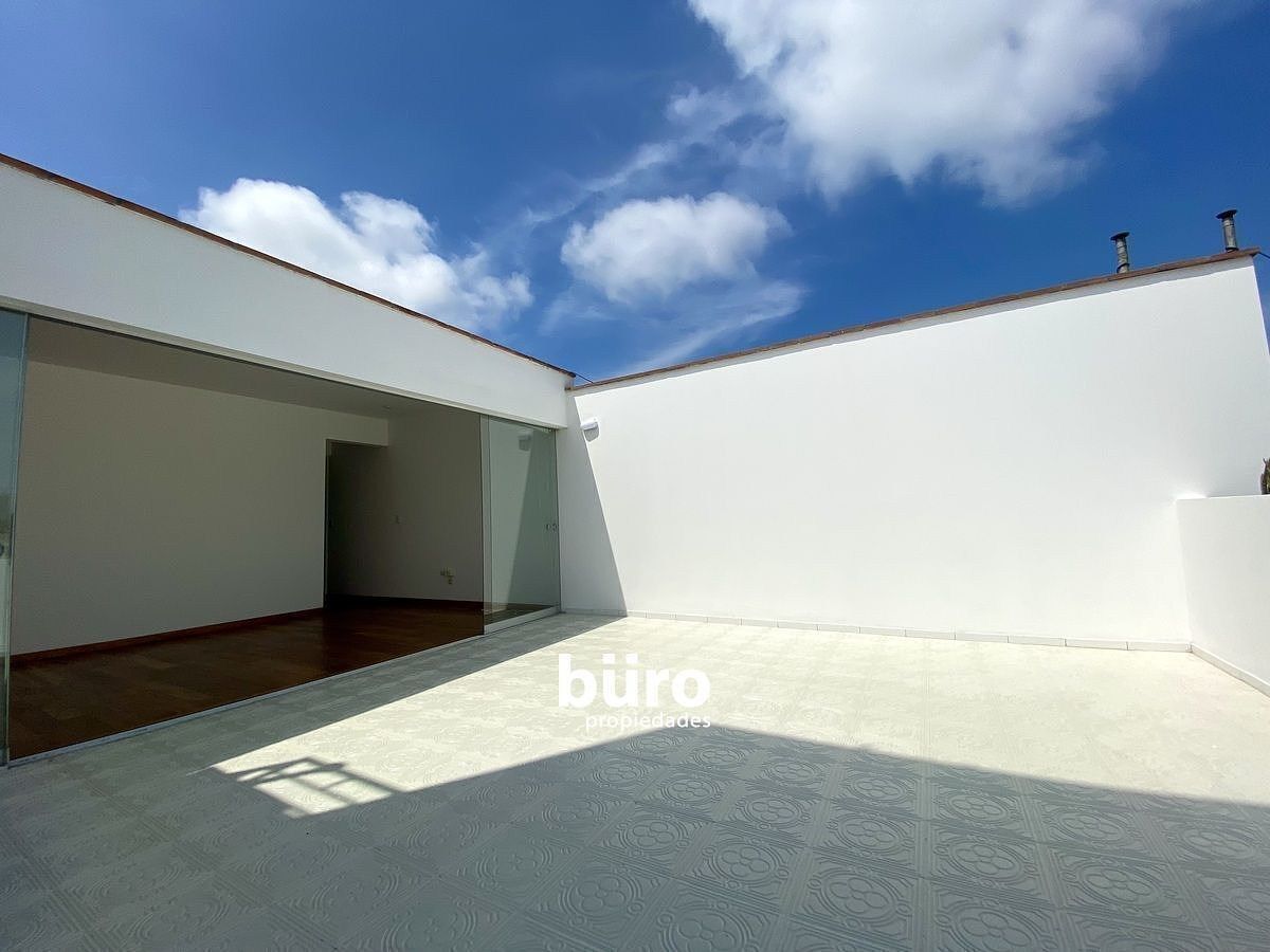 7 de 24: Amplia terraza en el segundo nivel