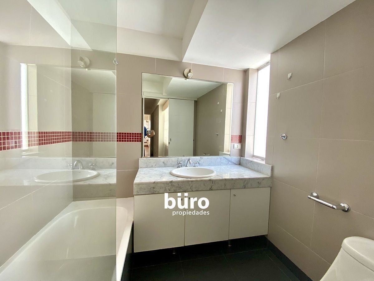 10 de 24: Baño incorporado del segundo dormitorio.