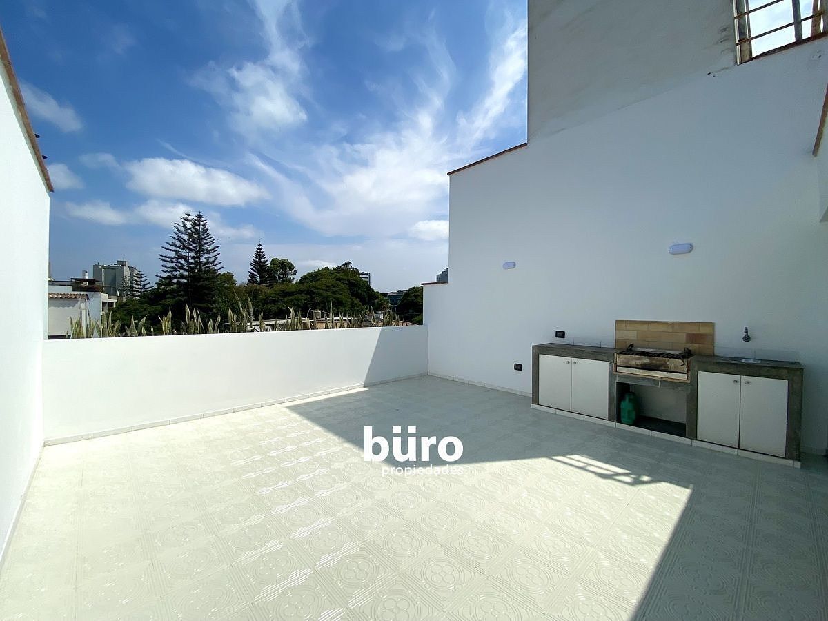 2 de 24: Amplia terraza en el segundo nivel.