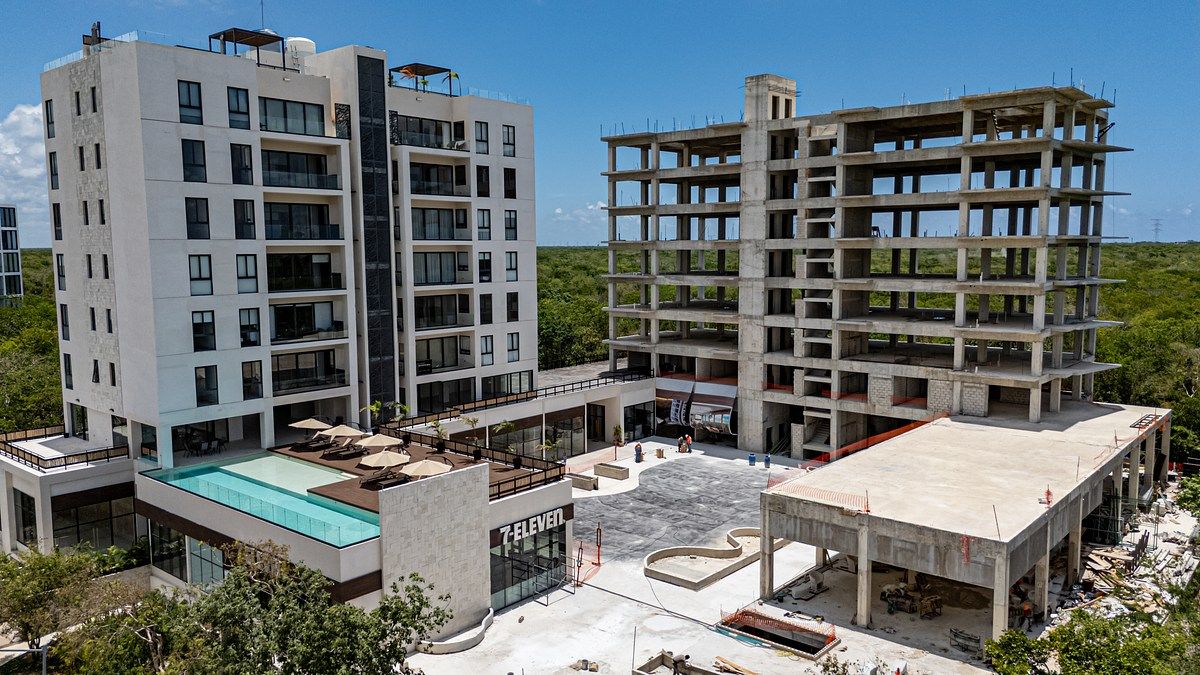 1 of 17: Torre 1 terminada 
Torre 2 en construcción