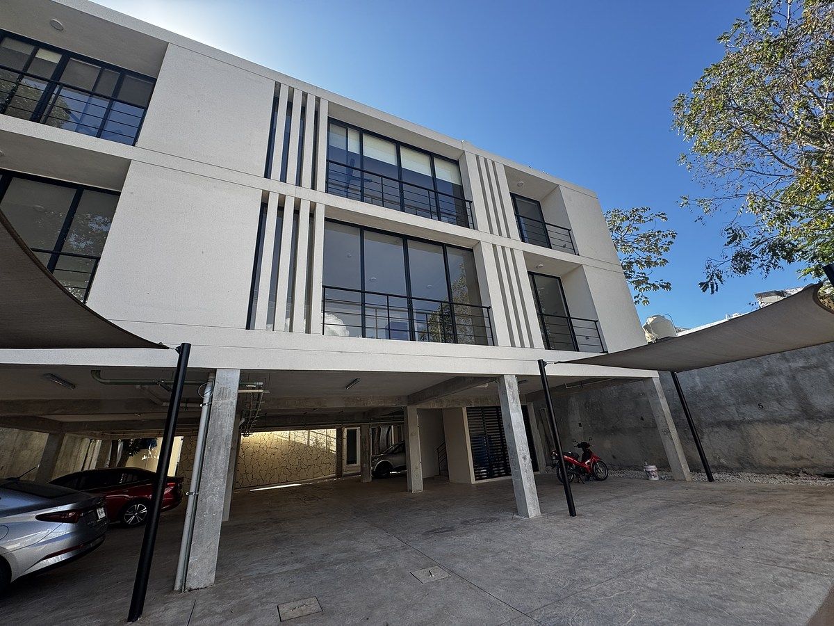 13 de 16: Fachada con estacionamiento techado.