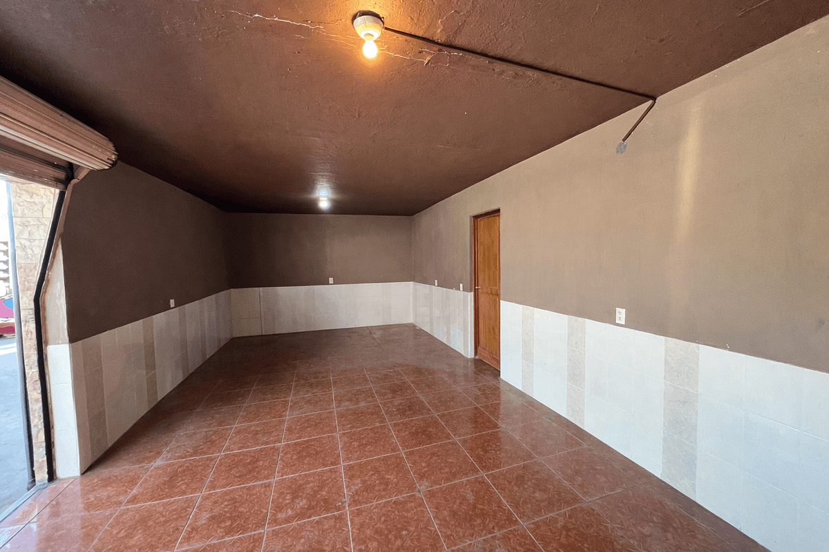 5 of 31: U.R.1. Local comercial