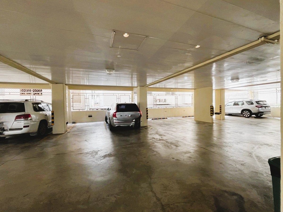 21 de 21: Parqueadero