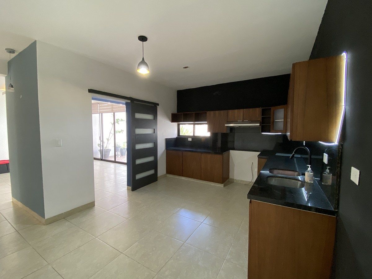 9 de 48: Cocina Equipa con acceso a la sala familiar