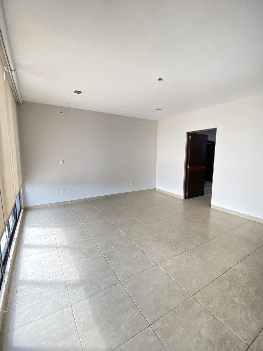 23 de 48: Amplio Master Room