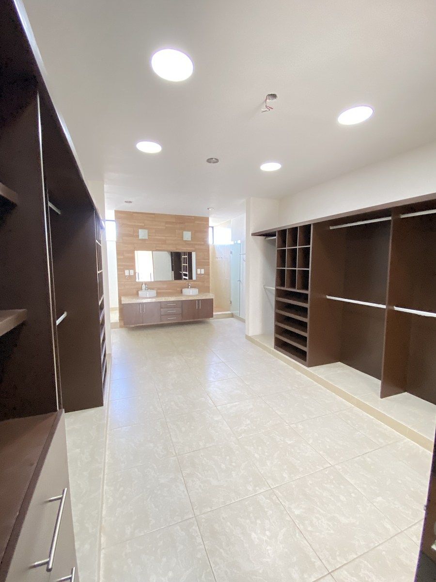 27 de 48: Amplio Master Room