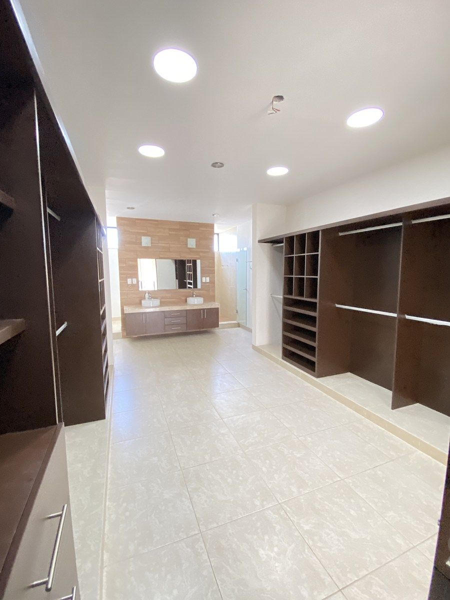 28 de 48: Amplio Master Room