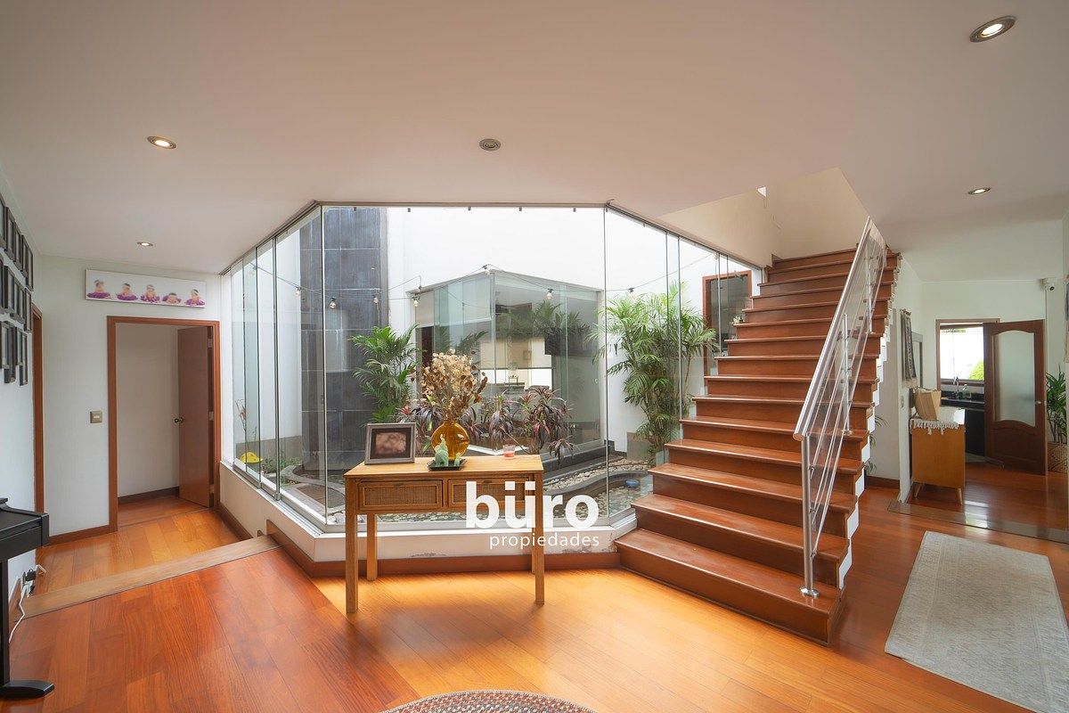 4 de 28: Escalera al segundo piso