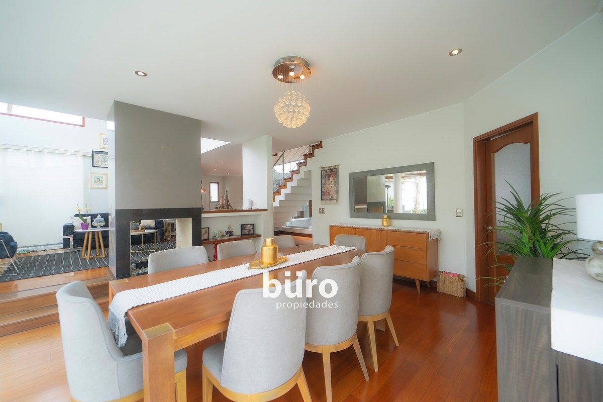 7 de 28: Comedor con acceso a la cocina