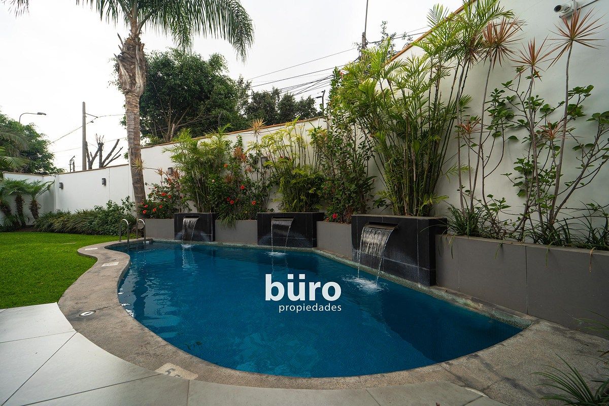 11 de 28: Piscina con tres caídas de agua