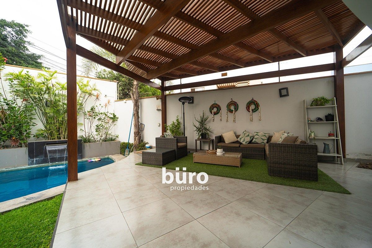 12 de 28: Terraza techada con sol y sombra