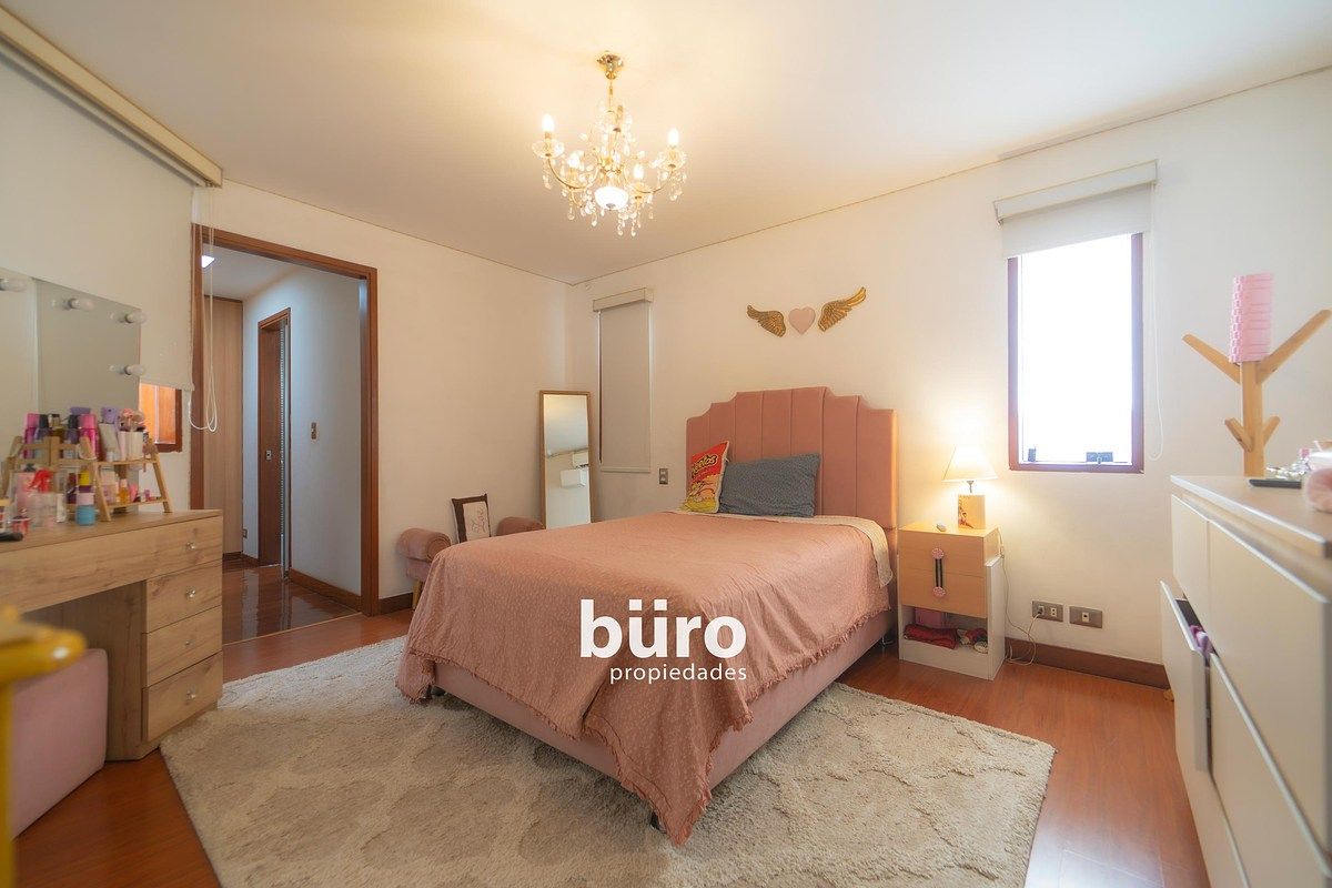 14 de 28: Dormitorio secundario con walk in y baño