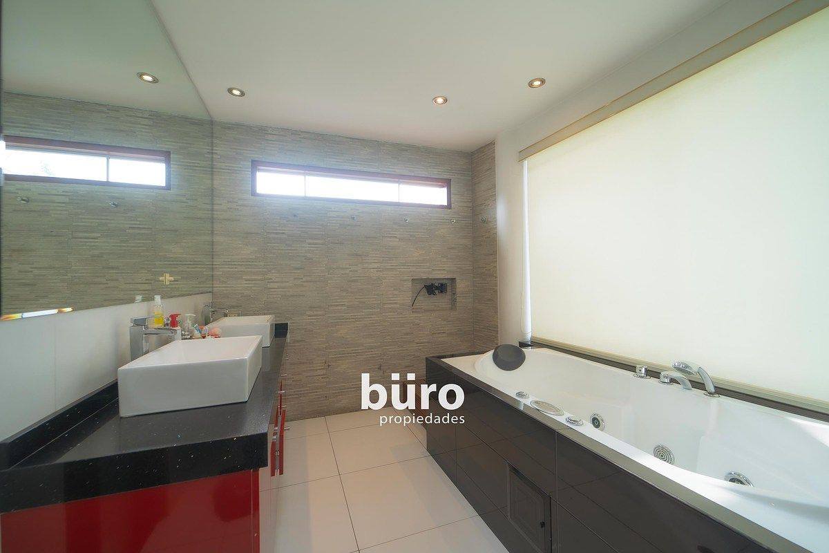 15 de 28: Baño del dormitorio principal