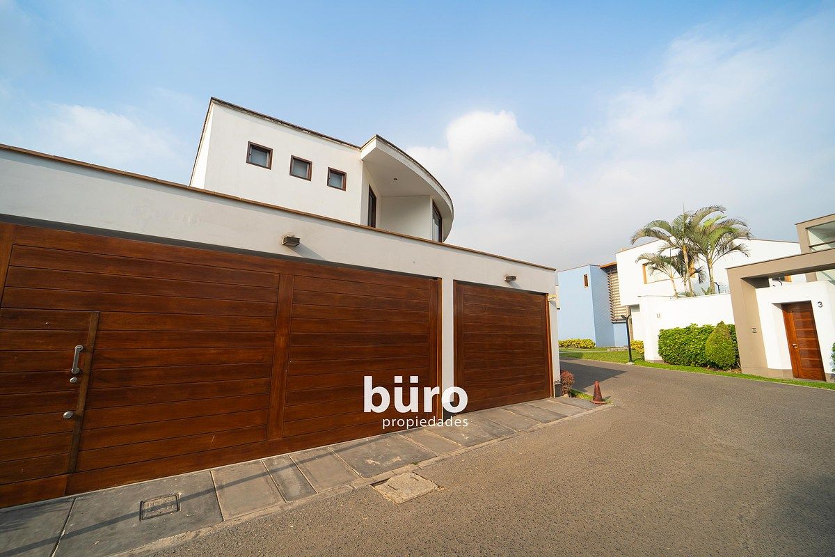 24 de 28: Vista lateral de la casa