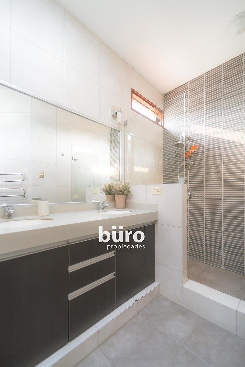 22 de 28: Baño que comparten los dormitorios secundarios 3 y 4