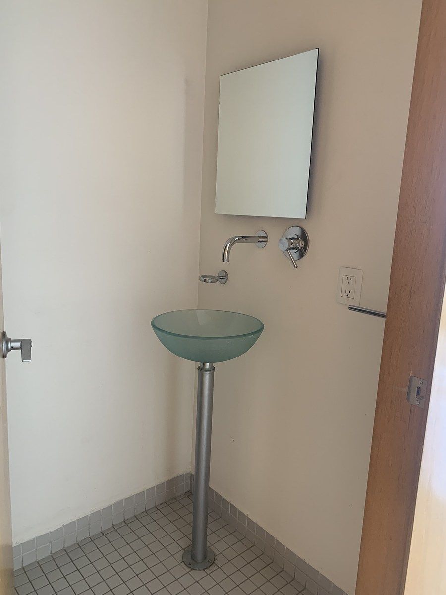 7 de 24: Baño de visitas