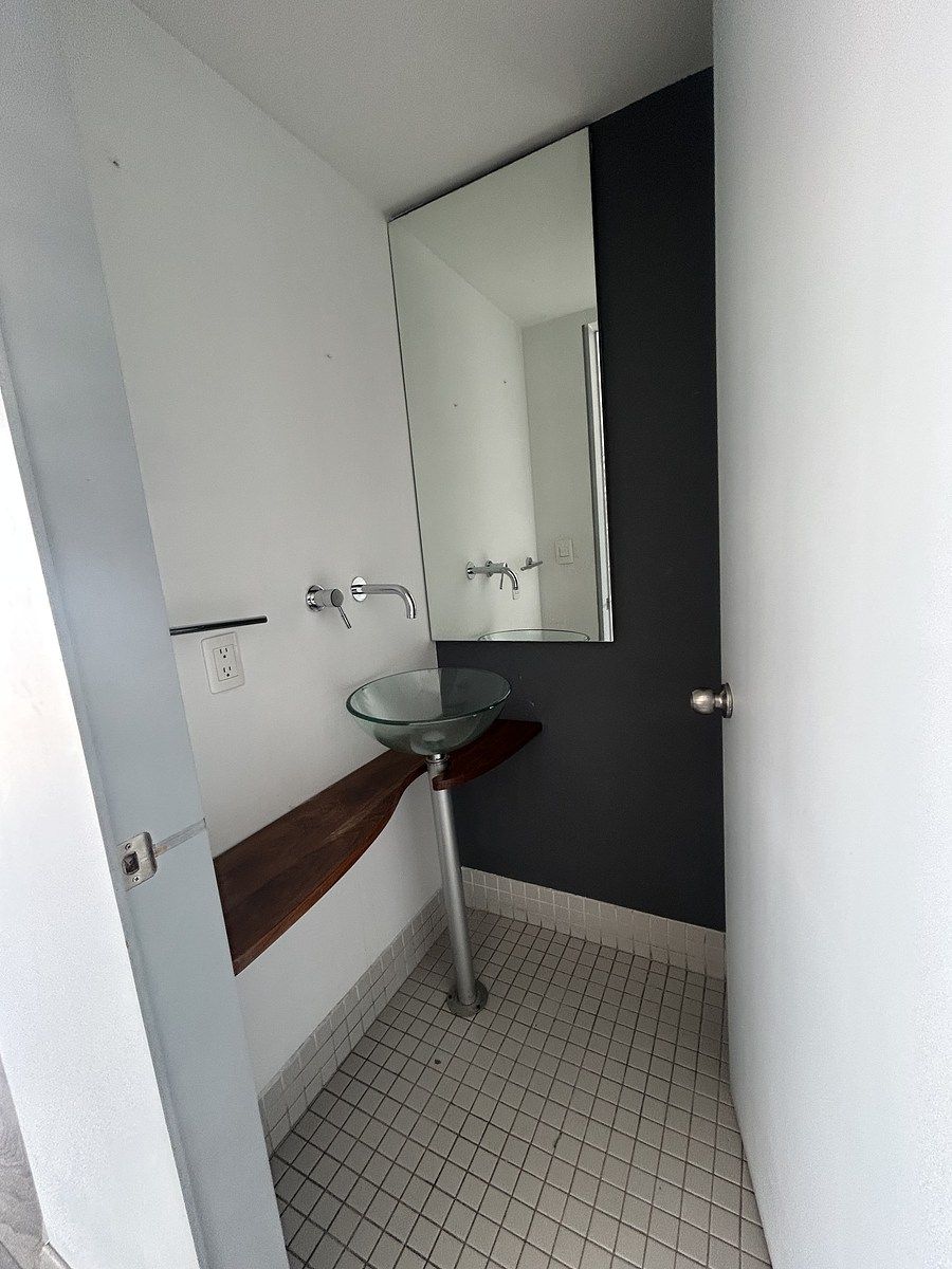 9 de 37: Baño de visitas