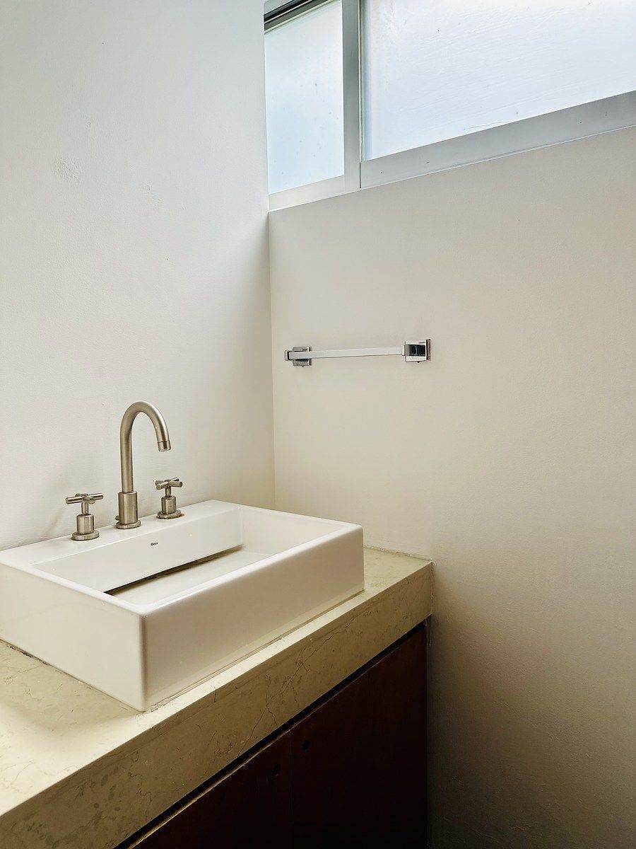 8 de 16: MEDIO BAÑO DE VISITAS