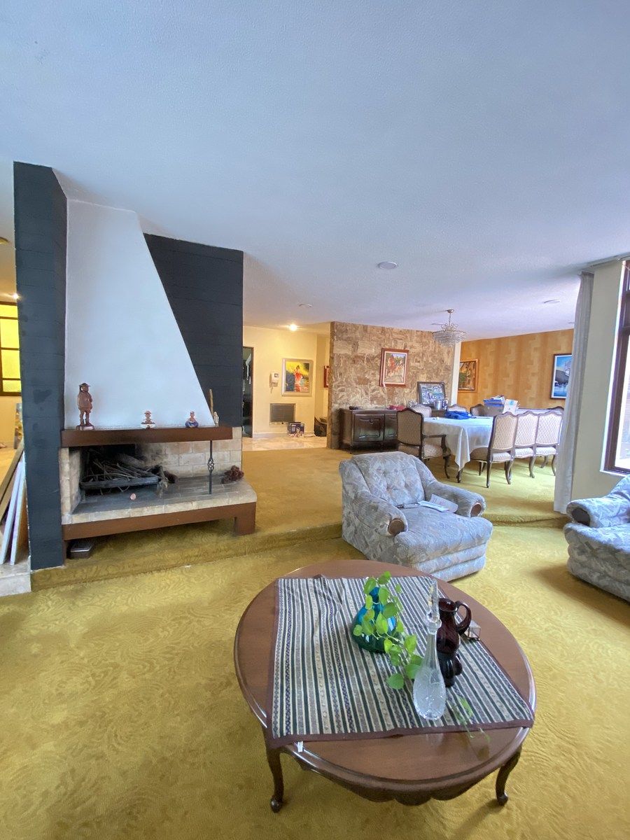 4 de 32: Amplia estancia con chimenea