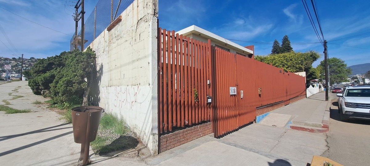 10 de 18: ESQUINA CON AMPLIA BANQUETA