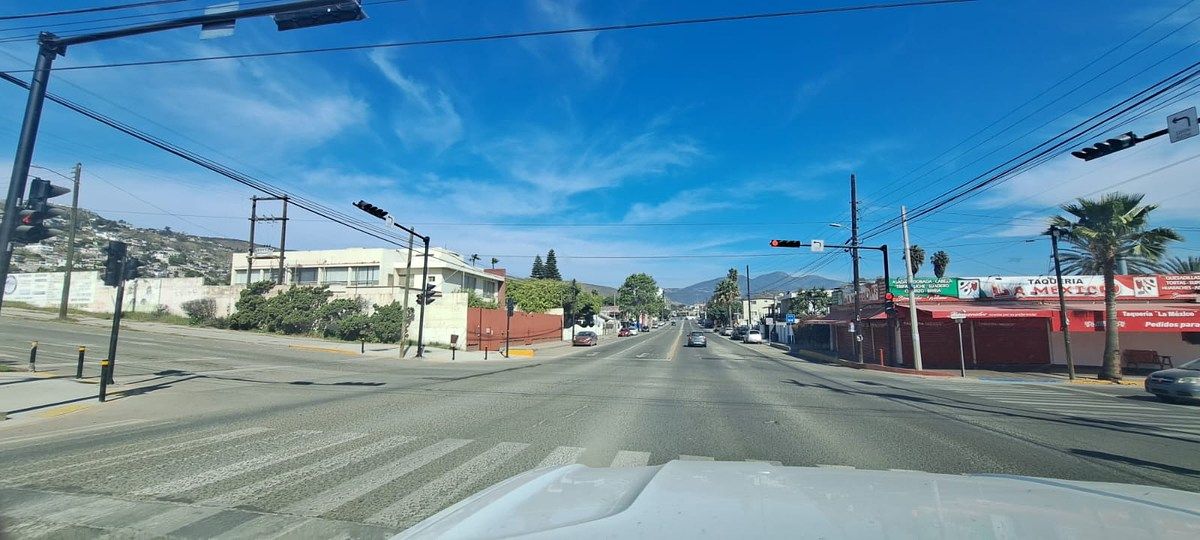 12 de 18: SE ENCUENTRA EN ESQUINA CON SEMAFORO