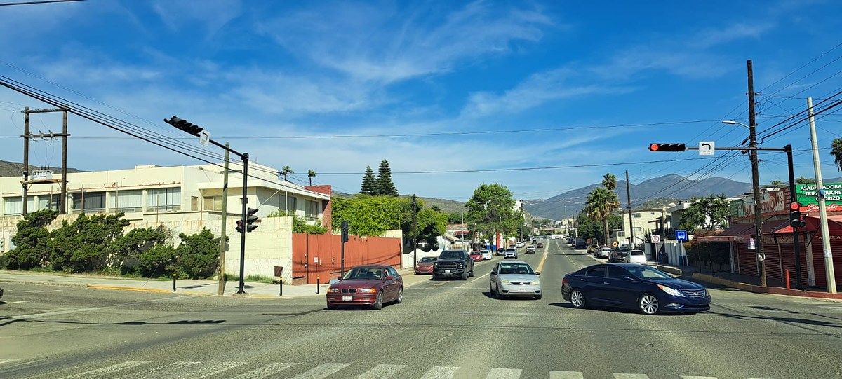 13 de 18: ESQUINA CON SEMAFORO (RECIEN PUESTO ENE2026)