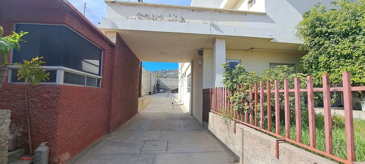 14 de 18: ENTRADA VEHICULAR