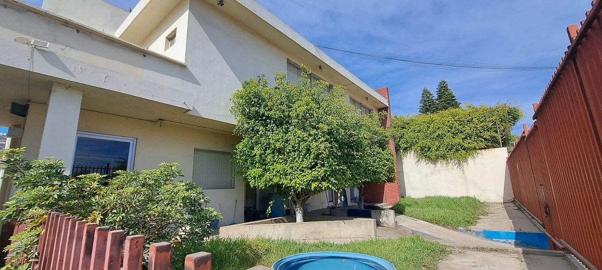 18 de 18: LA EDIFICACION FRONTAL ES DE 2 PLANTAS