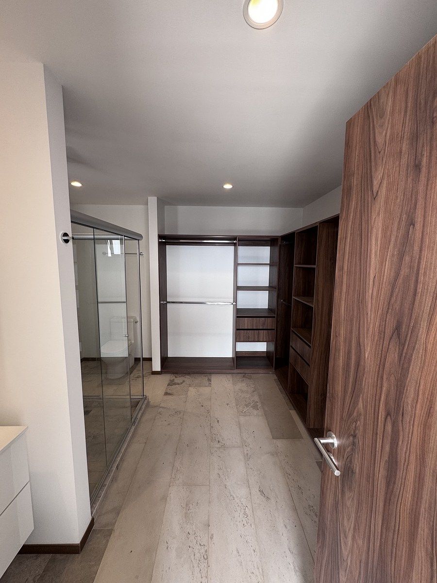 19 de 22: clóset y baño completo