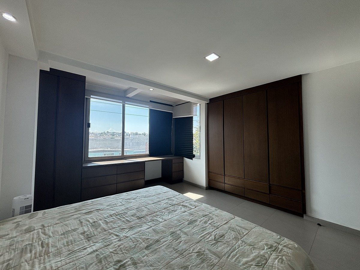 6 de 16: Recam. Ppal con clóset y área de oficina .