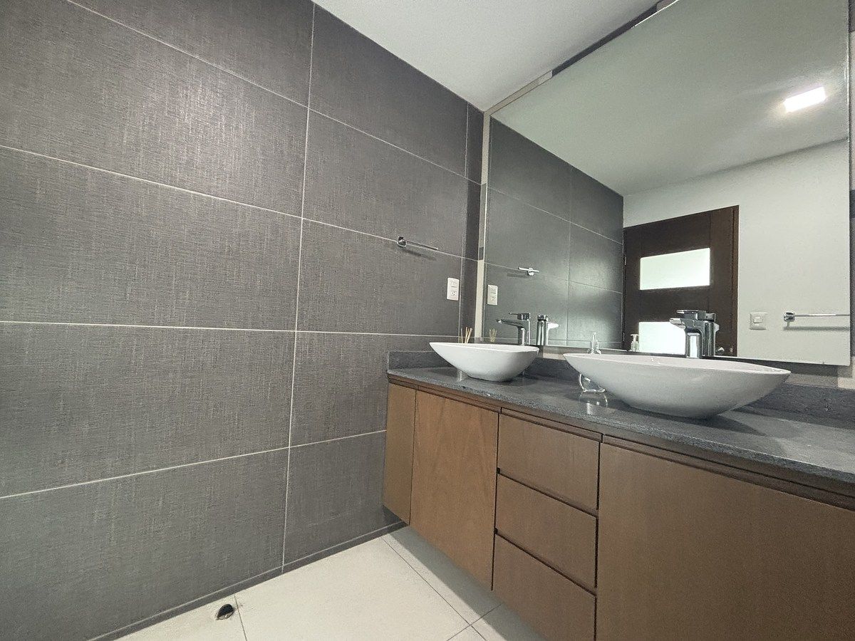 9 de 16: Baño completo en recámara Ppal.