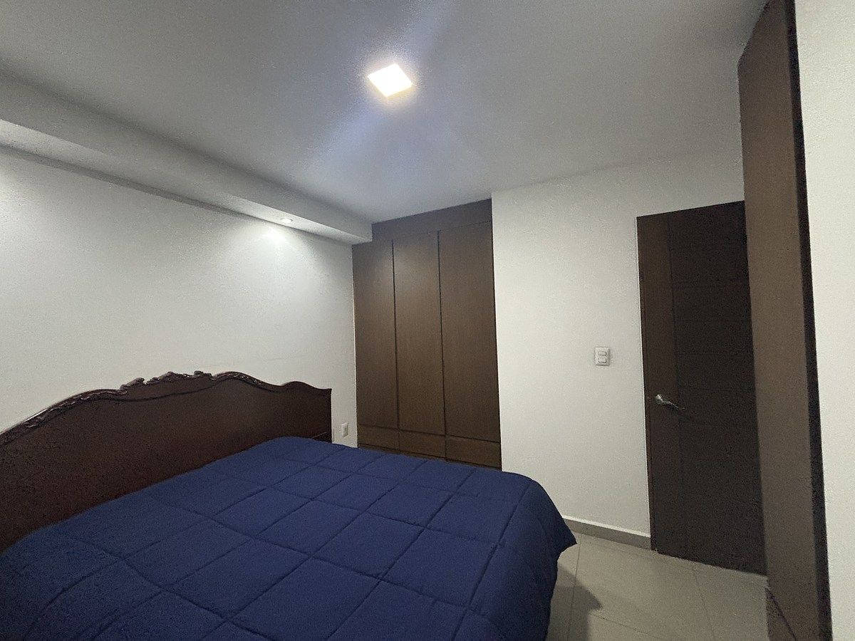 13 de 20: Recámara secundaria con clóset.