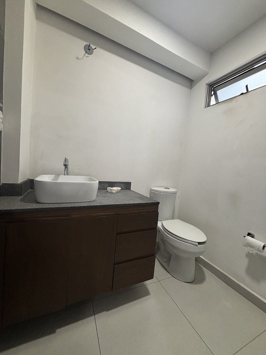 14 de 16: Baño completo al exterior de recámara secundaria .