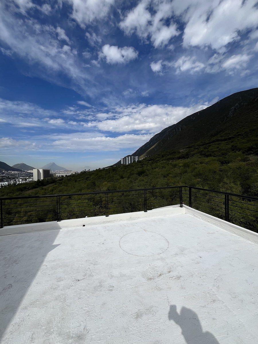 15 de 21: terraza con vista a la montaña y ciudad