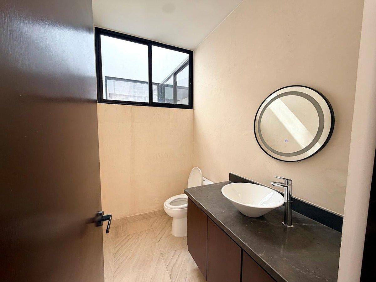 8 of 32: MEDIO BAÑO PARA VISITAS