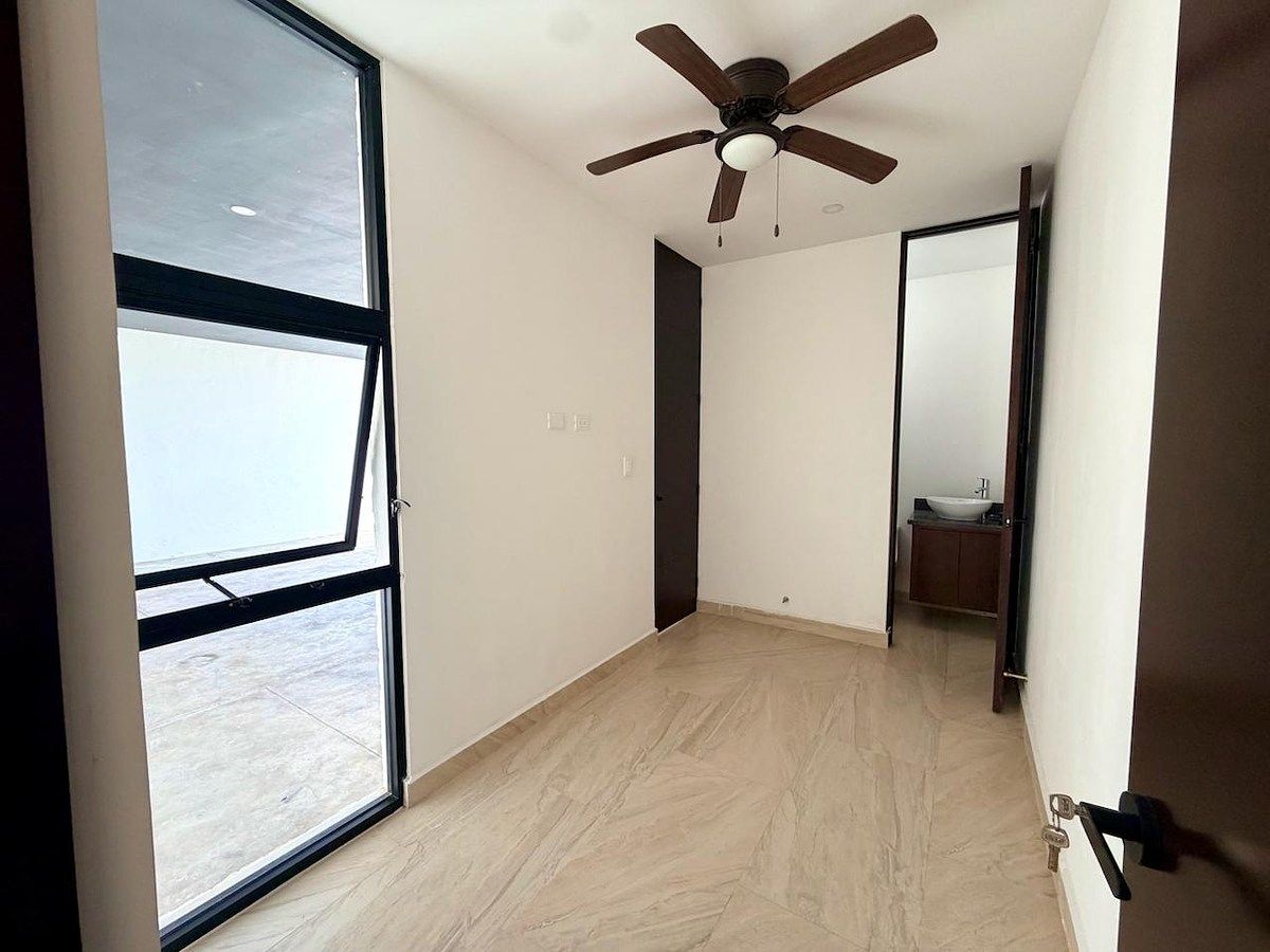 10 of 32: OFICINA / CUARTO DE SERVICIO