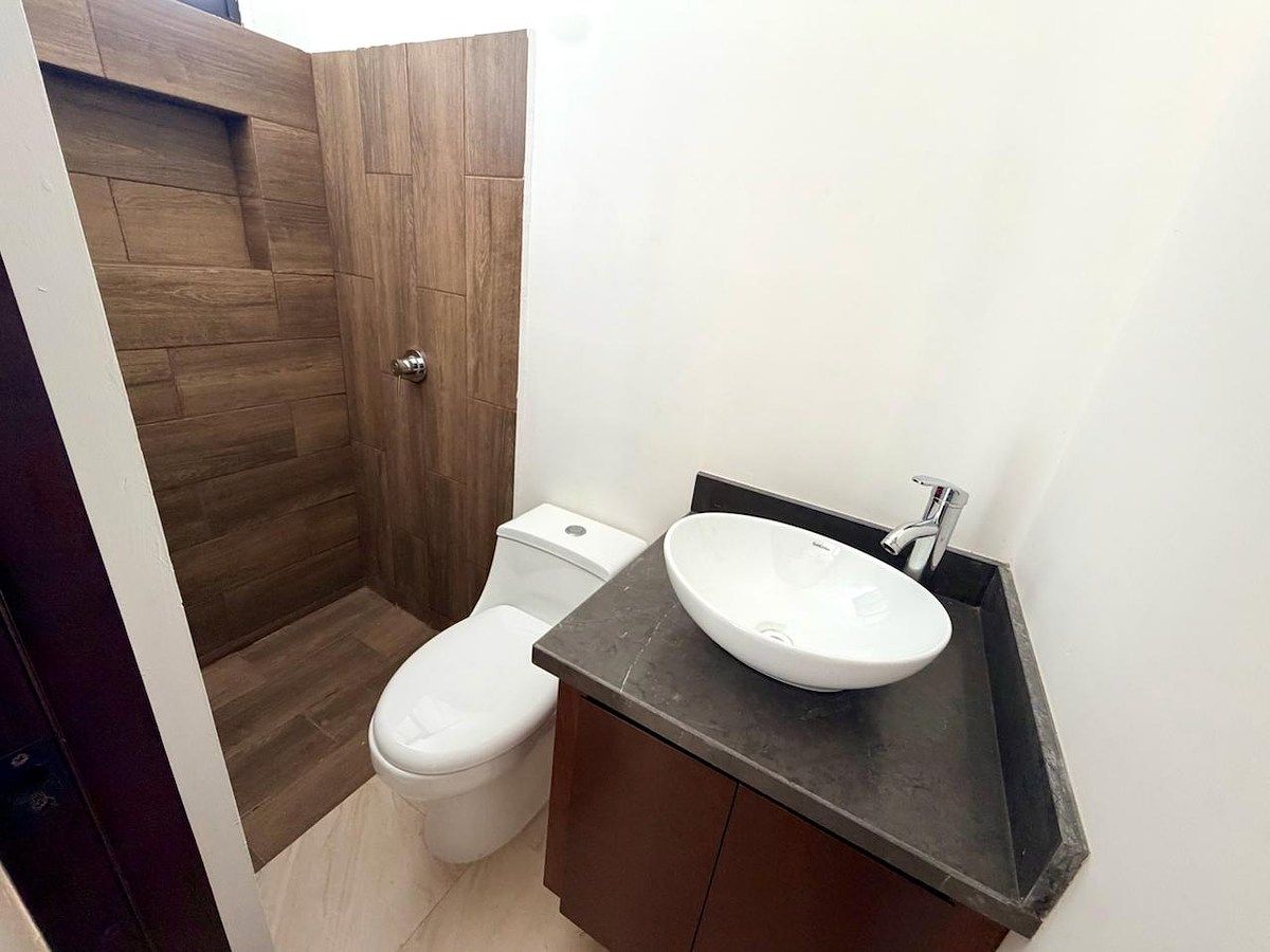 11 of 32: BAÑO OFICINA / SERVICIO