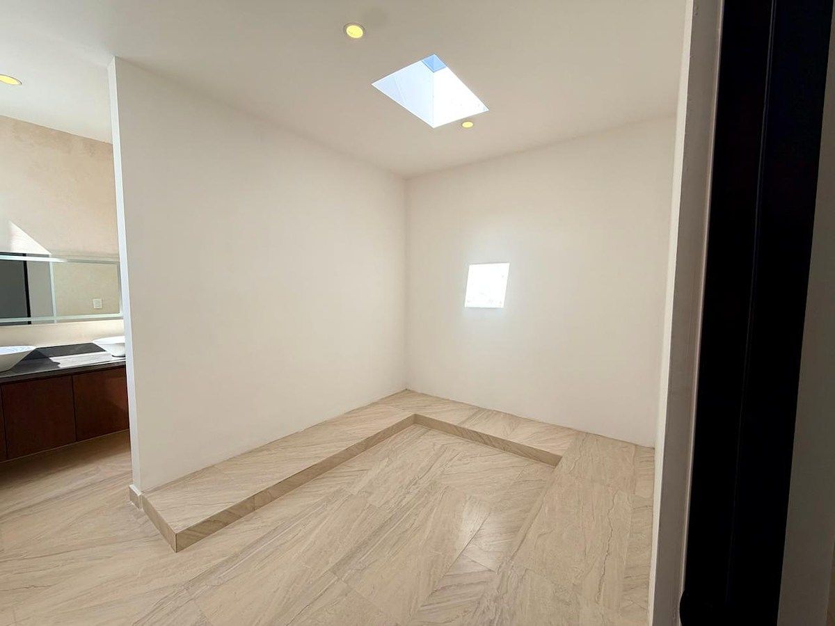 28 of 32: CLOSET RECÁMARA PRINCIPAL