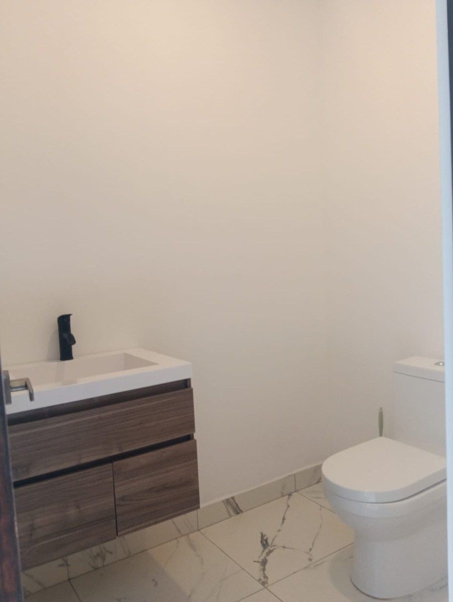 12 de 37: Medio baño de visitas