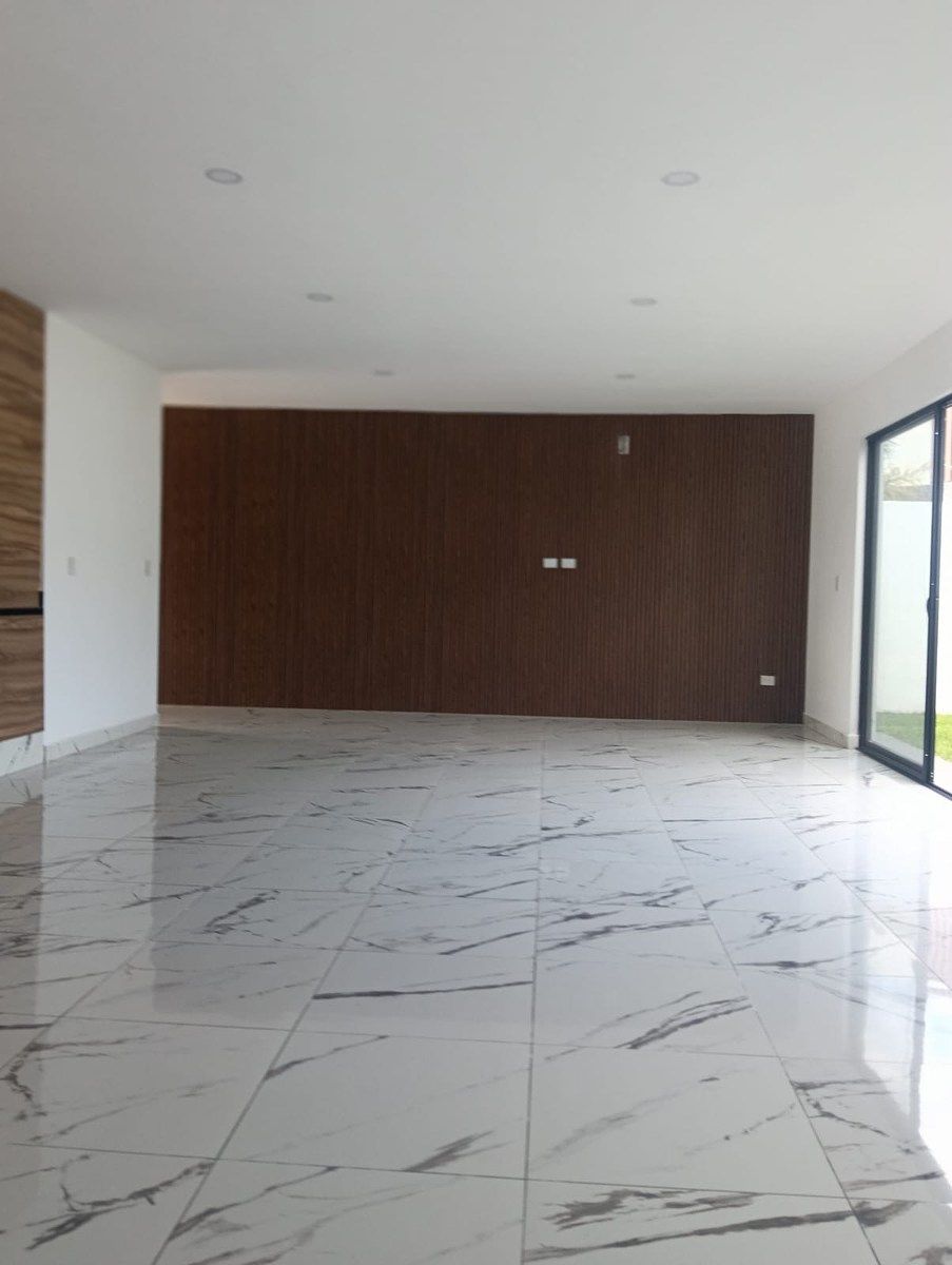 5 de 37: sala comedor con pared de lambrin