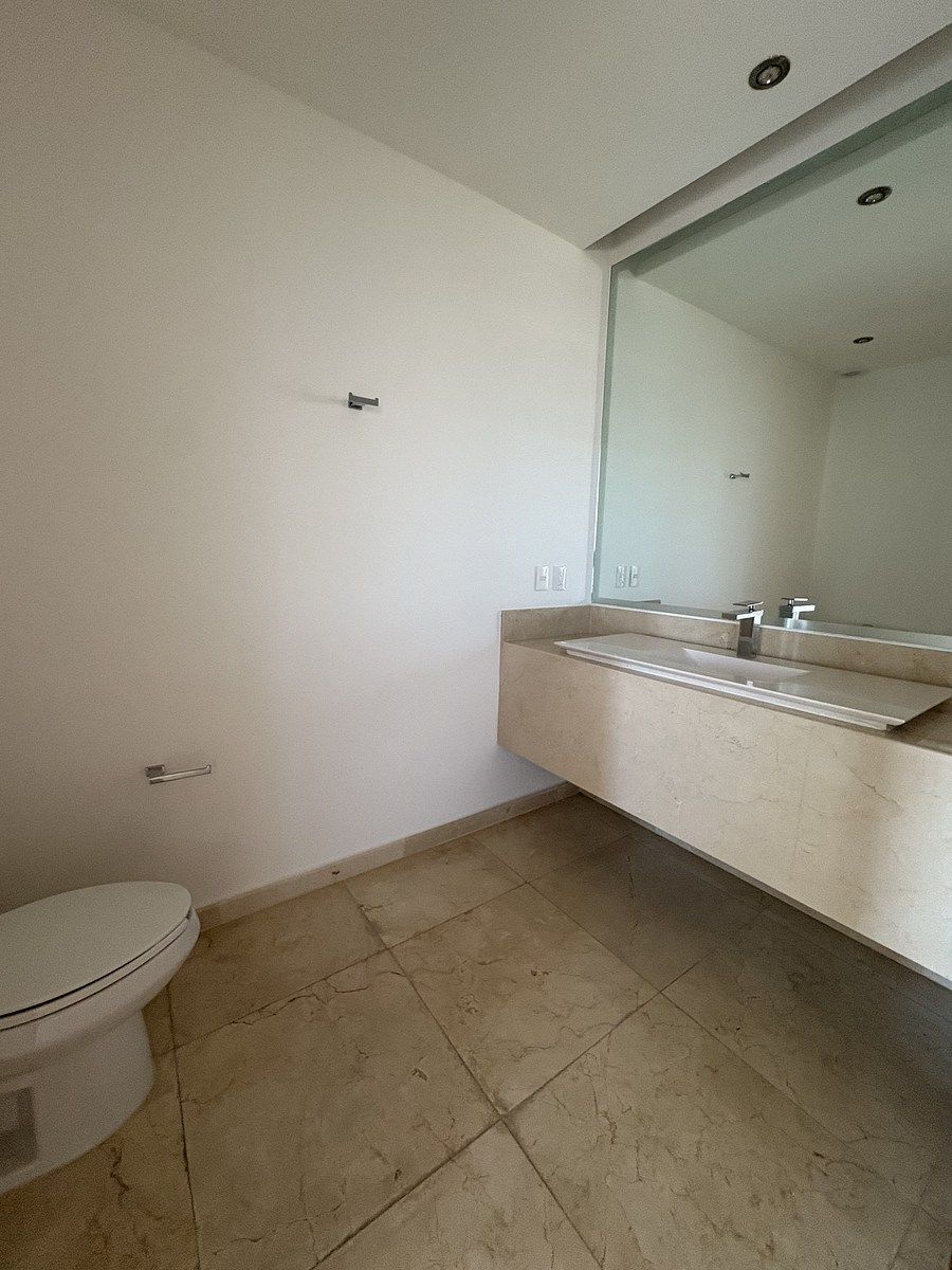 21 de 42: Baño de visitas