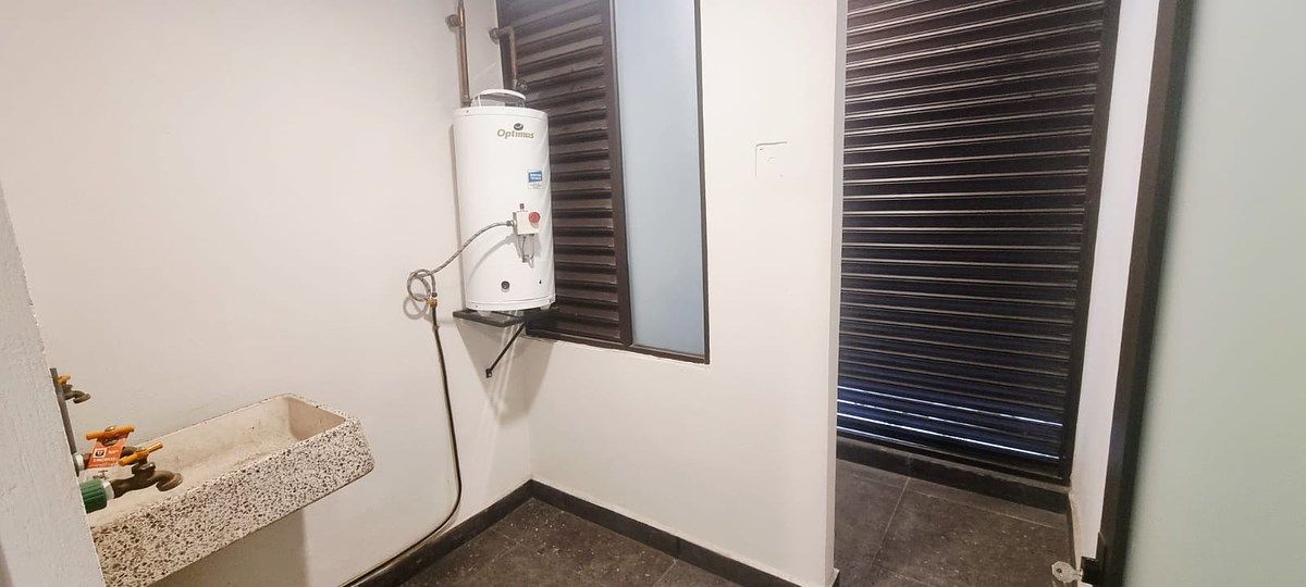 10 de 35: boiler y área de lavado