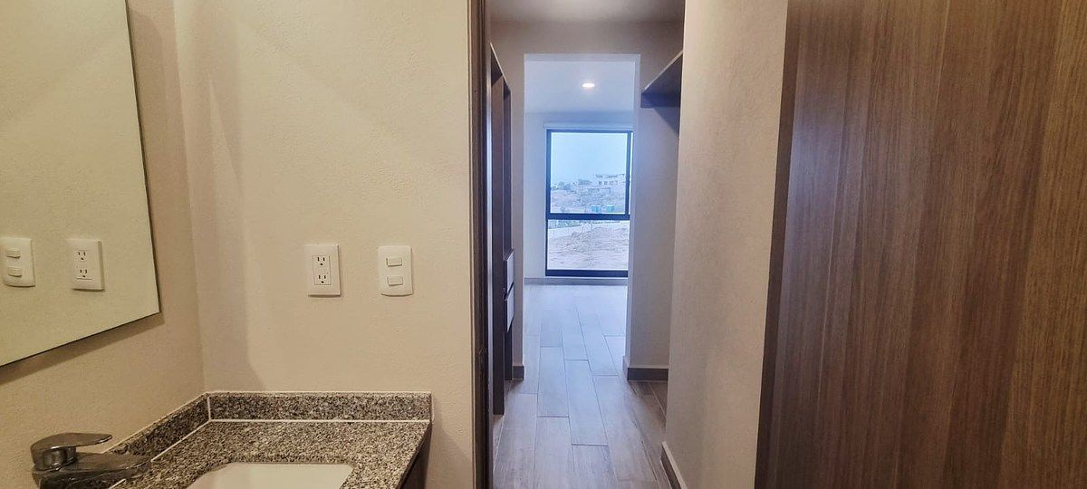 24 de 35: baño y vestidor recámara principal